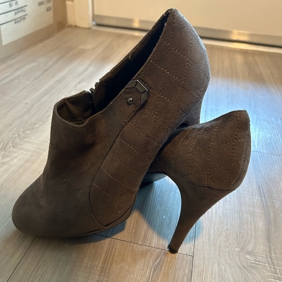Shoes - Women’s Dark gray suede ankle Pumps size 10